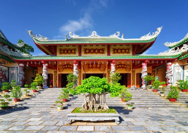 Fő kilátás a Linh Ung Pagoda a kék ég háttérben, Danang — Stock Fotó