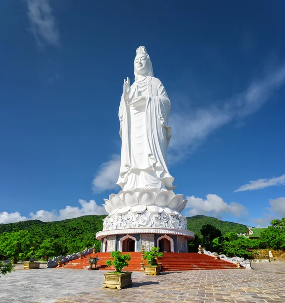 Niesamowity widok na Buddę Lady (bodhisattwa miłosierdzia) — Zdjęcie stockowe