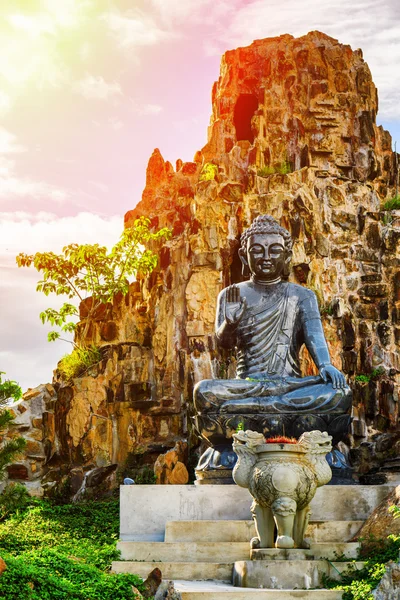 Majestátně černá socha Buddhy blízko skály, Vietnam. Tónový obraz — Stock fotografie