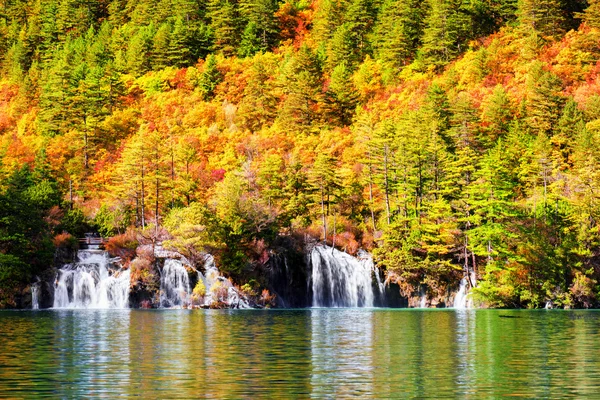 Vista incrível de cachoeiras e lago com água cristalina — Fotografia de Stock