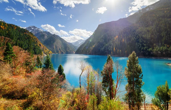 Krásný výhled na dlouhé jezero s azurové vodou mezi horami — Stock fotografie