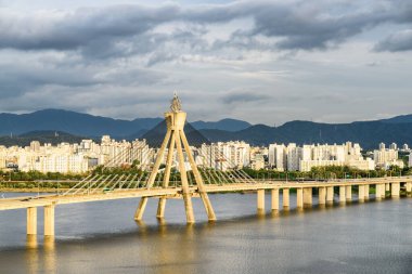 Güney Kore, Seul şehir merkezindeki Han Nehri (Hangang) üzerindeki Olimpiyat Köprüsü 'nün muhteşem manzarası. İnanılmaz bir şehir manzarası. Seul Asya 'nın popüler bir turistik beldesidir..