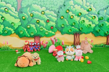 Nha Trang, Vietnam - 8 Şubat 2021: Evin içinde harika bir oyun alanı. Harika bir oyuncak bahçesi. Oyuncak hayvanlar ormandaki açıklıklarda.