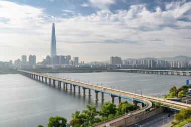 Han Nehri üzerindeki Jamsil Demiryolu Köprüsü 'nün (Hangang) ve Güney Kore' nin Seul şehir merkezindeki manzaralı gökdelenin muhteşem manzarası. İnanılmaz bir şehir manzarası. Seul Asya 'nın popüler bir turistik beldesidir..