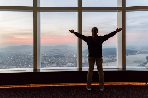 Joven Turista Con Los Brazos Levantados Disfrutando Una Vista Impresionante — Foto de Stock