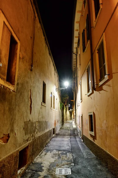Éjszakai Kilátás Keskeny Utcára Történelmi Központjában Verona Olaszország Verona Európa — Stock Fotó
