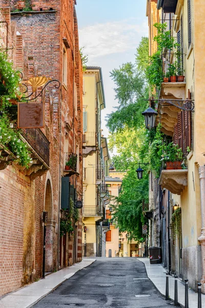 Vista Calle Estrecha Centro Histórico Verona Italia Fachadas Casas Sol — Foto de Stock