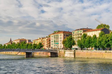 İtalya, Verona 'daki Adige Nehri' nin rıhtım manzarası. Verona Avrupa 'nın popüler bir turizm beldesidir..
