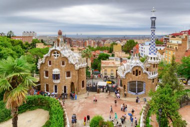 Barselona, İspanya - 22 Ağustos 2014: Park Guell 'in girişinin panoramik görüntüsü. Park Antoni Gaudi tarafından tasarlandı. Barselona Avrupa 'nın popüler bir turizm beldesidir..