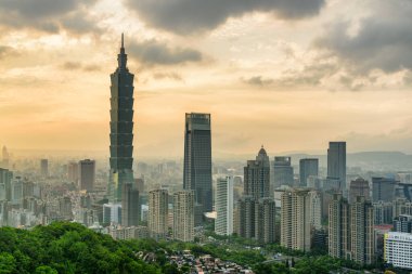 Tayvan 'da, gün batımında dağın tepesinden müthiş bir Taipei manzarası. Gökdelenler ve şehir merkezindeki diğer modern binalar. İnanılmaz bir şehir manzarası. Taipei Asya 'nın popüler bir turizm merkezidir..