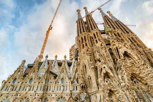 バルセロナ スペイン 2014年8月22日 サグラダ ファミリア大聖堂の素晴らしいボトムビュー サグラダ ファミリアはアントニ ガウディによって設計されました 教会はユネスコの世界遺産に登録されている — ストック写真