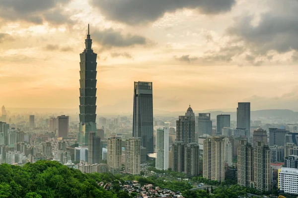 台湾の日没時に山の上から台北の素晴らしい景色 高層ビルやダウンタウンの他の近代的な建物 素晴らしい街並みだ 台北はアジアの人気観光地です — ストック写真