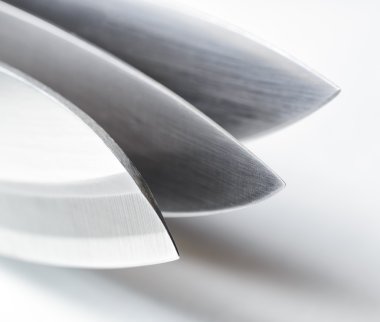 beyaz zemin üzerinde üç bıçak