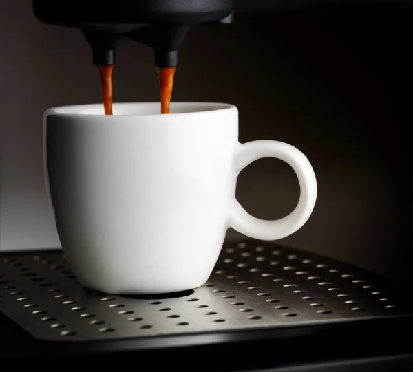 Hälla en kopp espresso kaffebryggare — Stockfoto