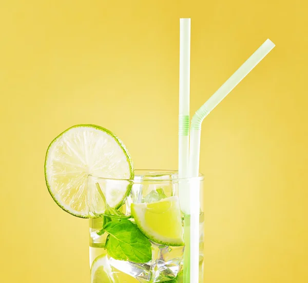 Glas mojito cocktail på pastell gul bakgrund — Stockfoto