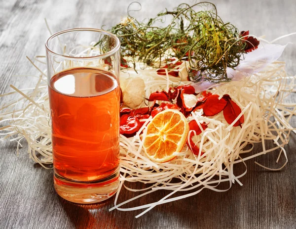 Verre de tisane sur une table — Photo