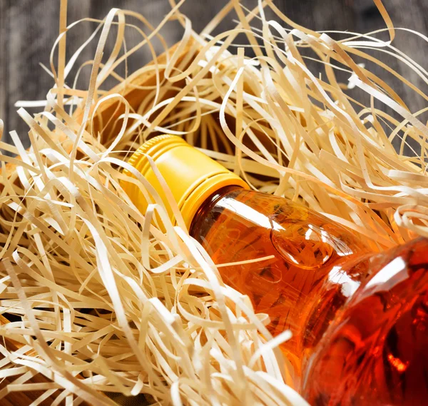 Üveg whiskey, egy fadobozban — Stock Fotó