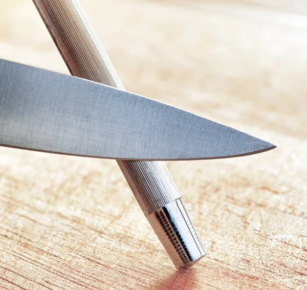 Slipning av kniv i ett kök — Stockfoto