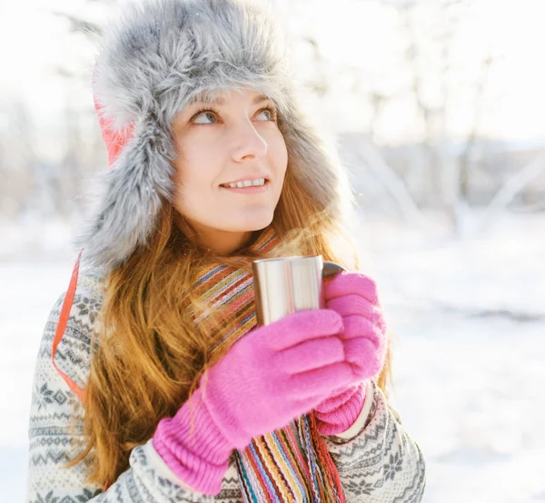 Vintern porträtt av ung kvinna i pälsmössa — Stockfoto