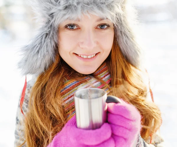 Retrato de invierno de mujer joven en sombrero de piel — Foto de Stock