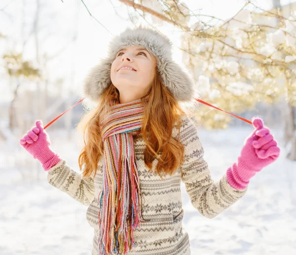 Retrato de invierno de mujer joven en sombrero de piel — Foto de Stock