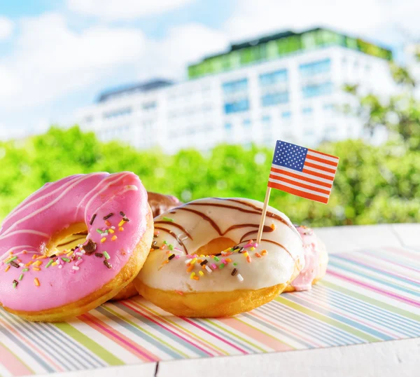 Donuts coloridos com bandeira dos EUA — Fotografia de Stock