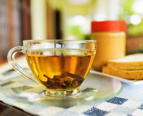 Taza de té y mantequilla de maní — Foto de Stock