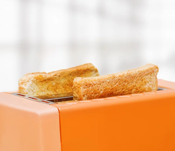 Torradeira laranja com duas fatias de pão — Fotografia de Stock