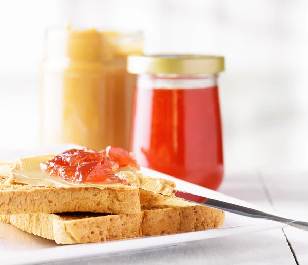 Tostadas con mantequilla de maní y mermelada de fresa —  Fotos de Stock