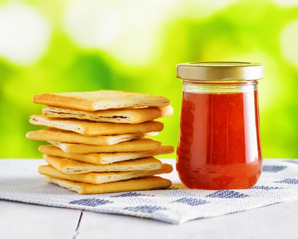 Glas Erdbeermarmelade und Kekse. — Stockfoto