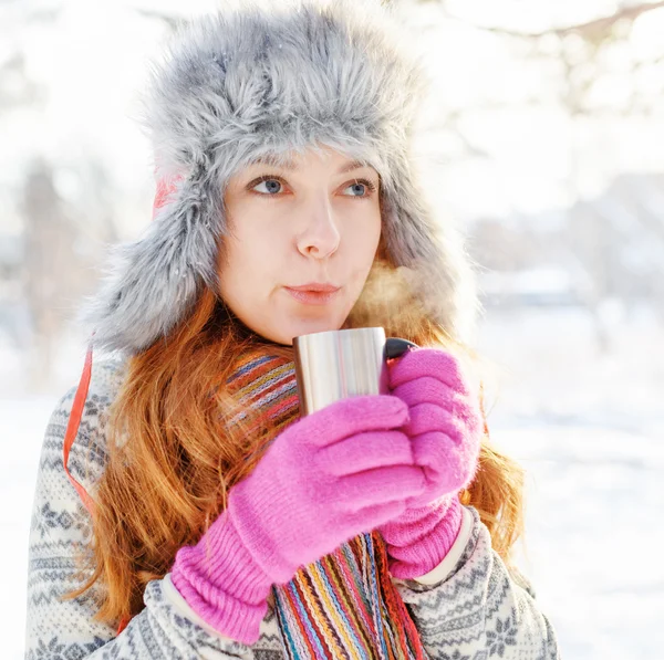 Vintern porträtt av ung kvinna i pälsmössa — Stockfoto