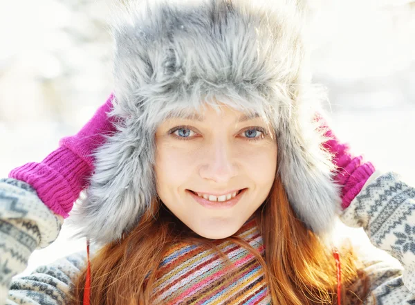 毛皮の帽子の若い女性の冬のポートレート — ストック写真