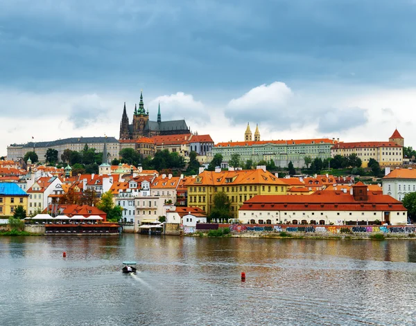 Daha az şehir ve kale bölgesinde Prag (Hradcany) — Stok fotoğraf