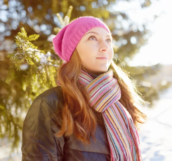 Winter portret van een jonge vrouw in bont hoed — Stockfoto