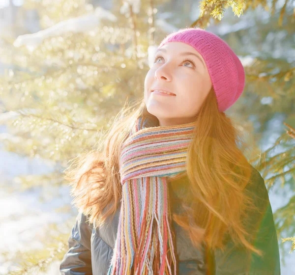 Retrato de inverno de mulher jovem em chapéu de pele — Fotografia de Stock