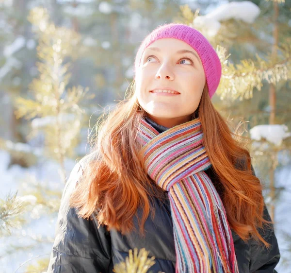 Genç kadın kürk şapka kış portresi — Stok fotoğraf