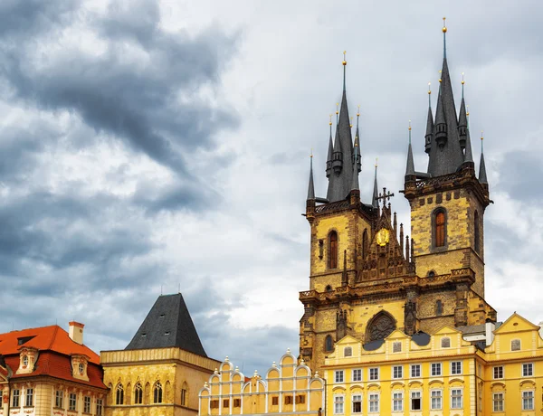 La Iglesia de la Madre de Dios frente a Tyn en Praga, República Checa — Foto de Stock