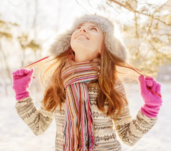겨울 모피 모자에 있는 젊은 여자의 초상화 — 스톡 사진