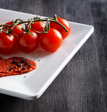 Olgun domates ve domates salçası
