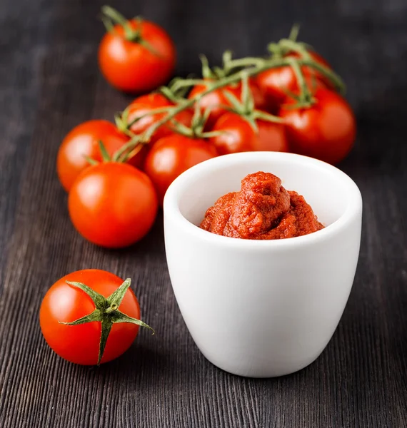 Ripe tomatoes and tomato paste — Stock Photo, Image