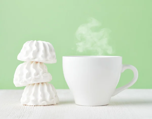 Marshmallow and cup of coffee — Stock Photo, Image