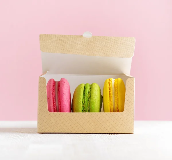 Scatola di macaron su tavolo di legno bianco — Foto Stock