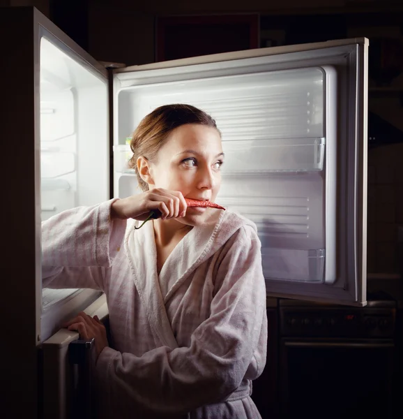 늦은 밤 냉장고에서 몇 가지 간식을 찾고 젊은 여성 — 스톡 사진