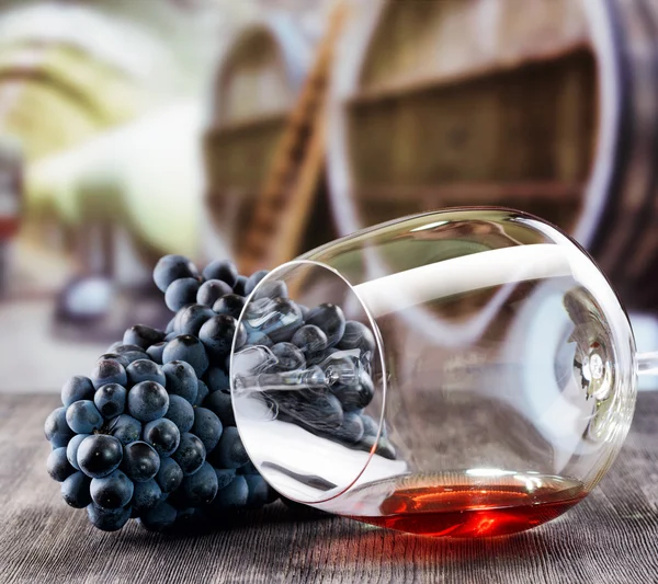 Wine glass with grape on wooden table — Stock Photo, Image