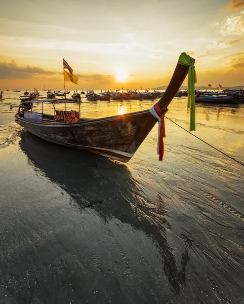 Traditional thai boats at sunset beach. Ao Nang, Krabi province — Stock Photo, Image