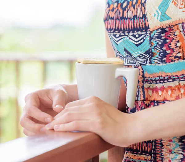 Jonge vrouw genieten van een mok van drank. — Stockfoto