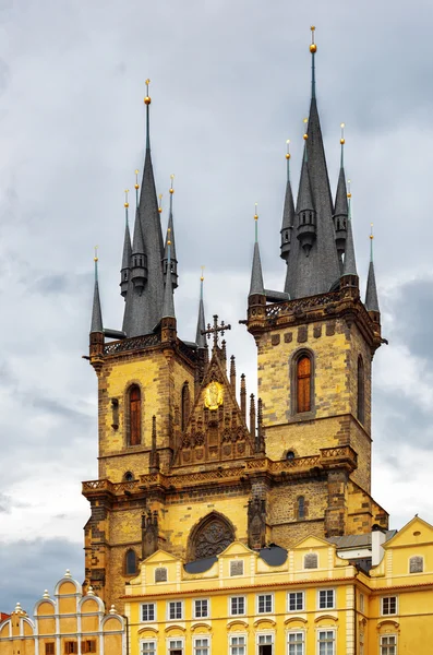 Die Kirche der Gottesmutter vor dem Tyn in Prag, Tschechien — Stockfoto