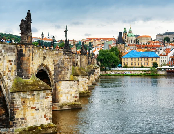 Prag 'daki Charles Köprüsü manzarası, Çek Cumhuriyeti. — Stok fotoğraf