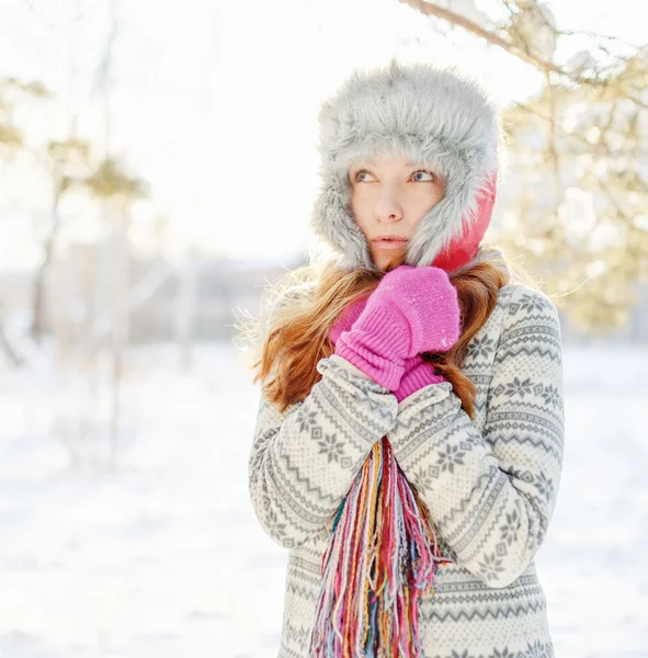 Vintern porträtt av ung kvinna i pälsmössa — Stockfoto