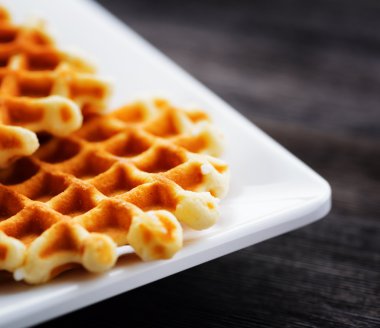 Beyaz bir kare tabak waffle